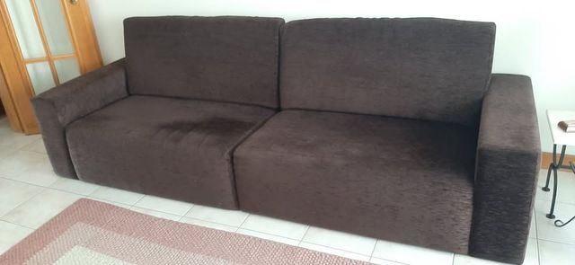 Sofá marrom em tecido, divisível em 2