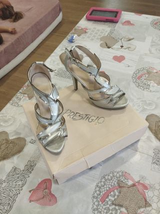 Tacones plateados talla 38