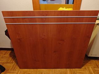 Cabecero de madera marrón