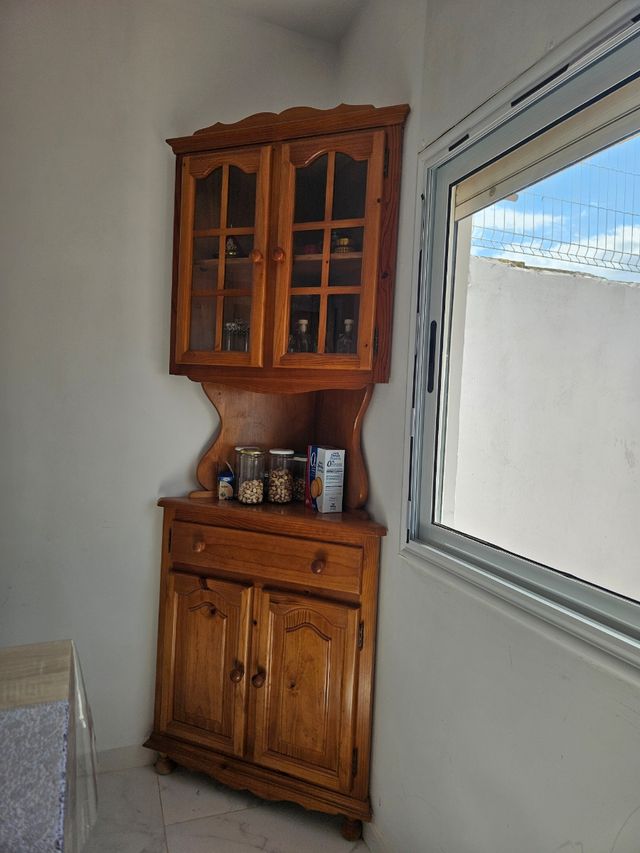 Estantería de esquina de madera con puertas