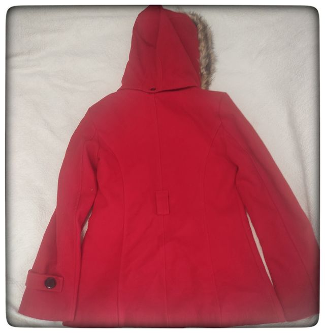 Precioso chaquetón rojo con capucha