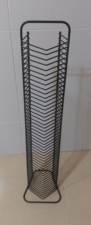 Torre para CDs de metal negra.