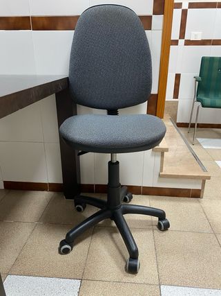 Silla de oficina gris con ruedas regulable