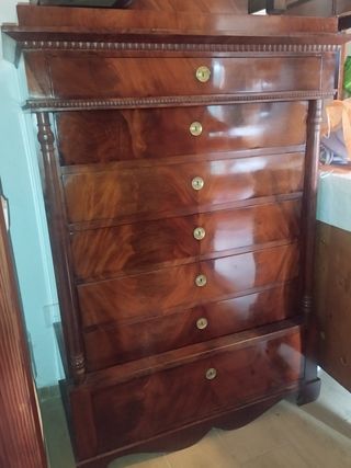 Cómoda de madera estilo clásico