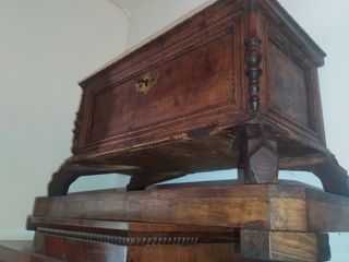 Cómoda de madera estilo clásico