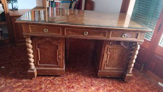 Cómoda de madera estilo clásico