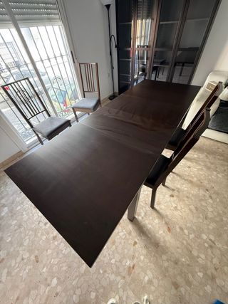 Mesa y 4 sillas comedor