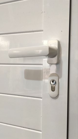 Puerta aluminio machihembrado blanca