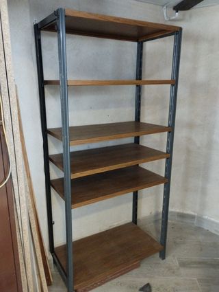 Estanterías metálicas imitación madera