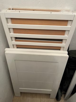 1 cuna de madera blanca. Incluye colchón