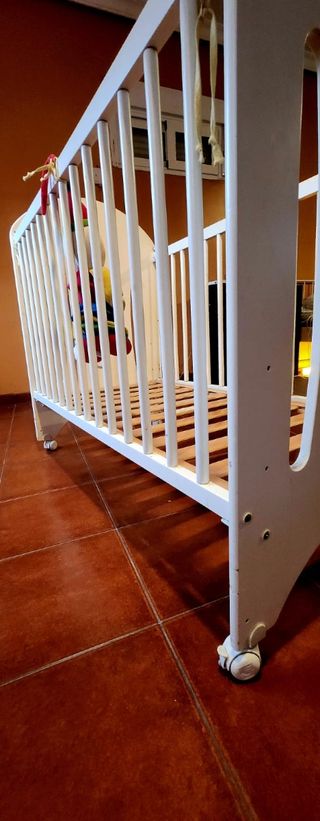 Cuna de bebe y colchón , puerta de seguridad 