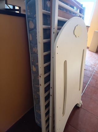 Cuna de bebe y colchón , puerta de seguridad 
