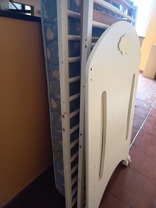 Cuna de bebe y colchón , puerta de seguridad 
