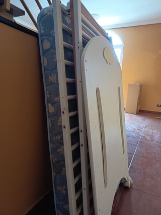 Cuna de bebe y colchón , puerta de seguridad 