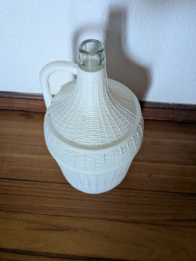 Damajuana de vidrio con funda de plástico