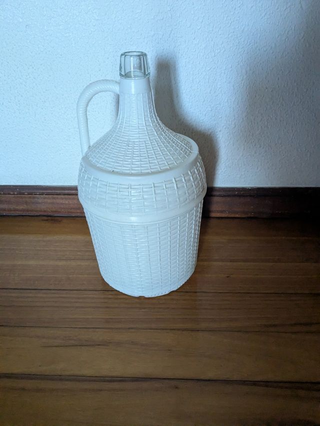 Damajuana de vidrio con funda de plástico