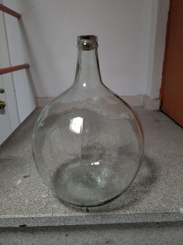 Damajuana de vidrio con funda de plástico