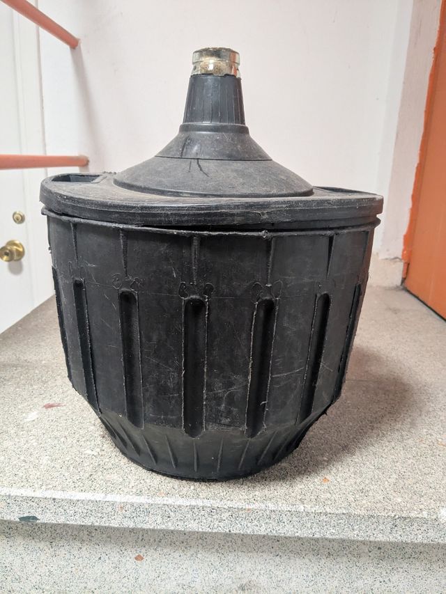 Damajuana de vidrio con funda de plástico