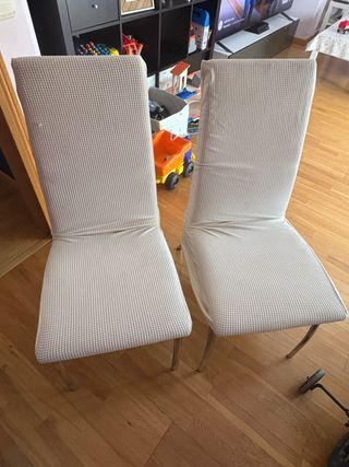 4 sillas salón cuero gris oscuro están despellejas