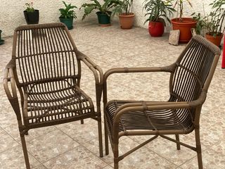 Cadeiras de vime sintético castanhas