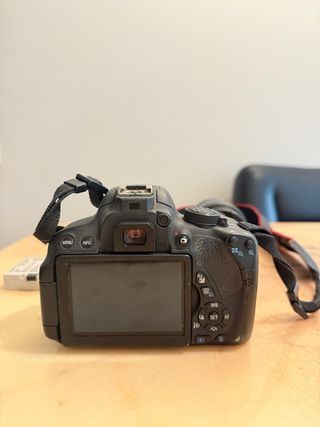 Canon EOS 700D con objetivo y 2 baterías canon