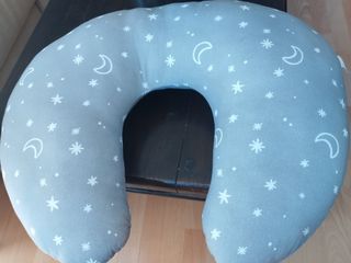 Cojín de lactancia gris con lunas y estrellas