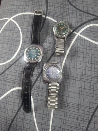 Relojes de pulsera dorados y marrones