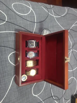 Relojes de pulsera dorados y marrones