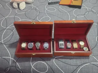 Relojes de pulsera dorados y marrones