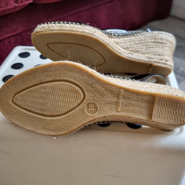 Sandalias de cuña en color negro