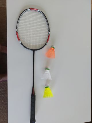 Raqueta y 3 pelotas de bádminton