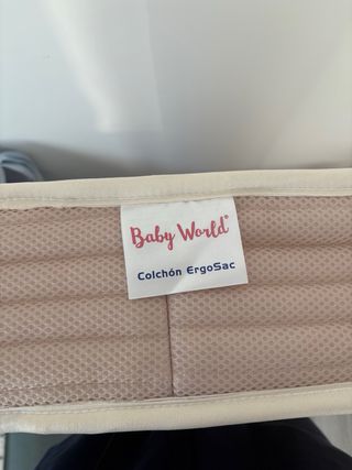 Cuna blanca con diseño de estrellas