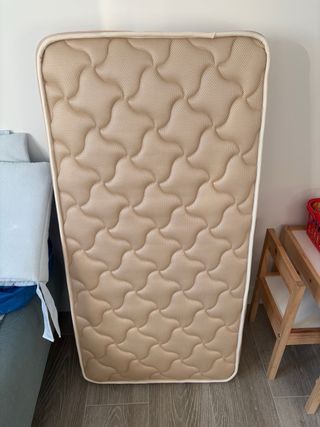 Cuna blanca con diseño de estrellas