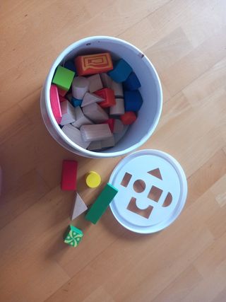 Cubo clasificador de formas para bebés. 