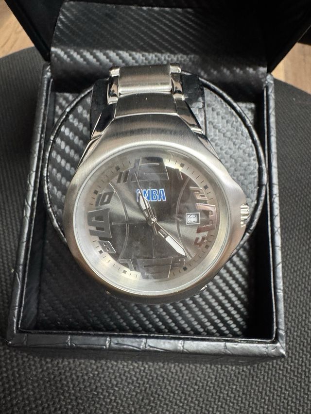 Reloj NBA Plateado y Rojo