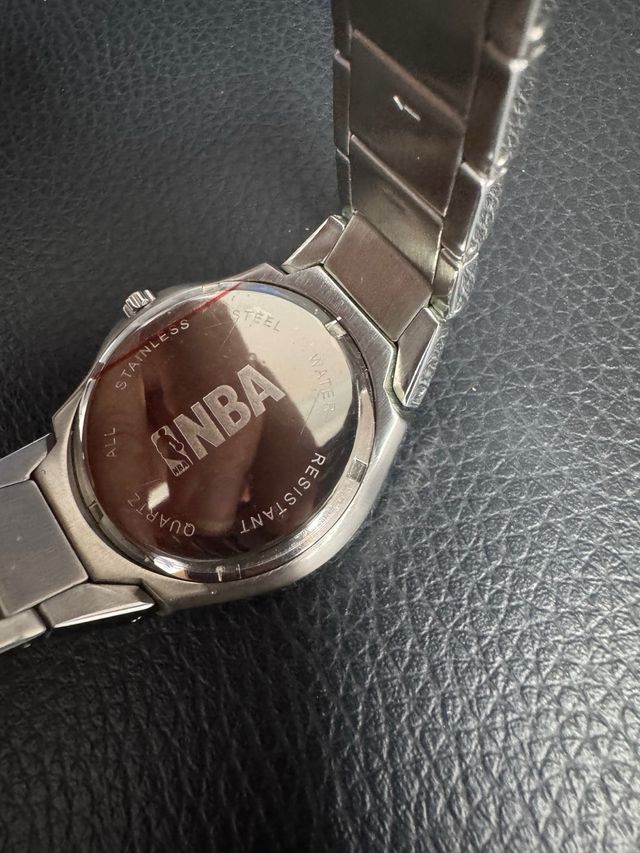 Reloj NBA Plateado y Rojo