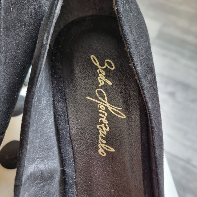 Zapatos de tacón rojos y Negros