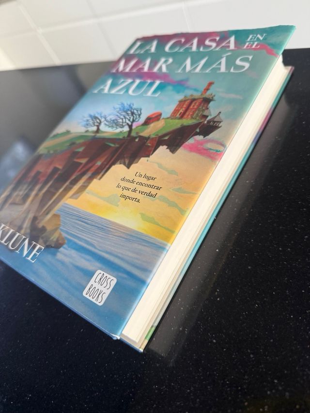 La casa en el mar más azul