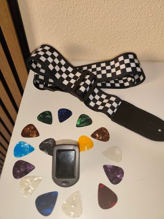 Correa Guitarra + Afinador Digital + 12 Púas
Nuevo