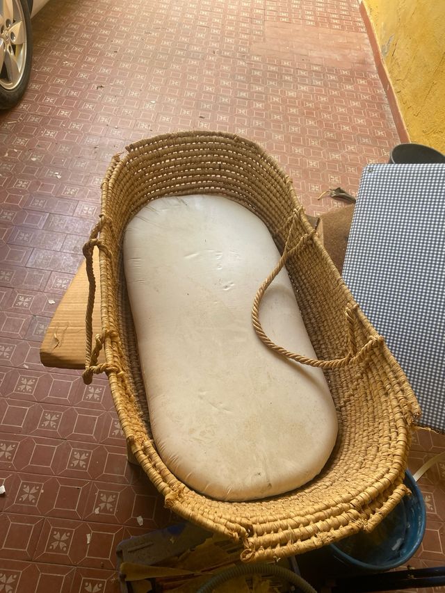 Carro de bebé azul con estampado de cuadros