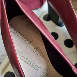 Zapatos de tacón rojos y negros 