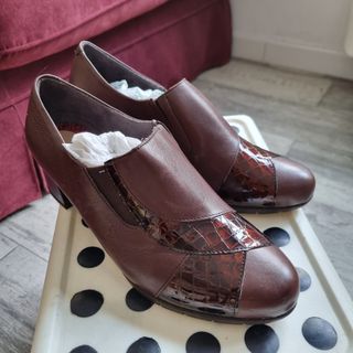 Zapatos de tacón rojos y negros 
