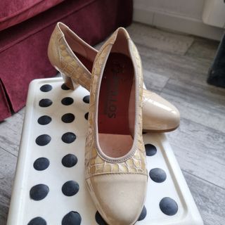 Zapatos de tacón rojos y negros 
