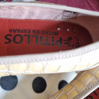 Zapatos de tacón rojos y negros 