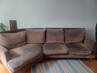 Sofá de tela marrón en buen estado