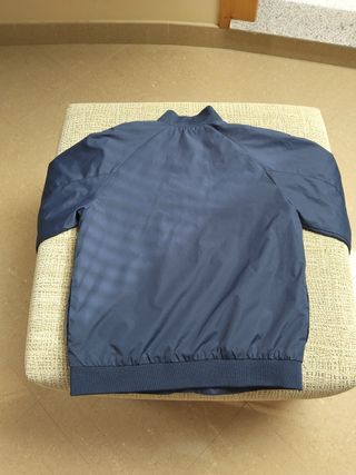 Cazadora cortavientos azul talla 10/140cm