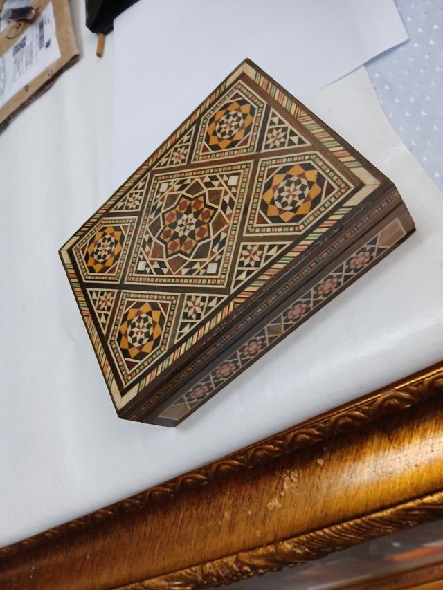 Scatola in legno con intarsi geometrici in osso