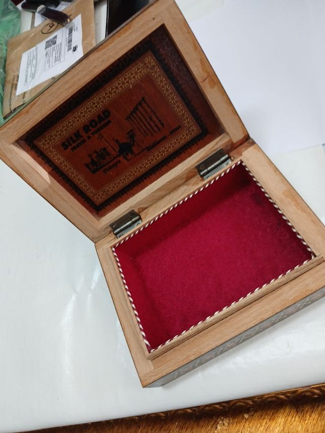 Scatola in legno con intarsi geometrici in osso