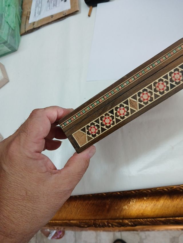 Scatola in legno con intarsi geometrici in osso