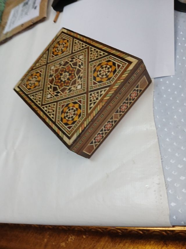 Scatola in legno con intarsi geometrici in osso